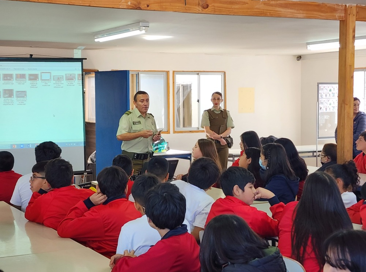 CHARLA CIBERBULLYING DE CARABINEROS