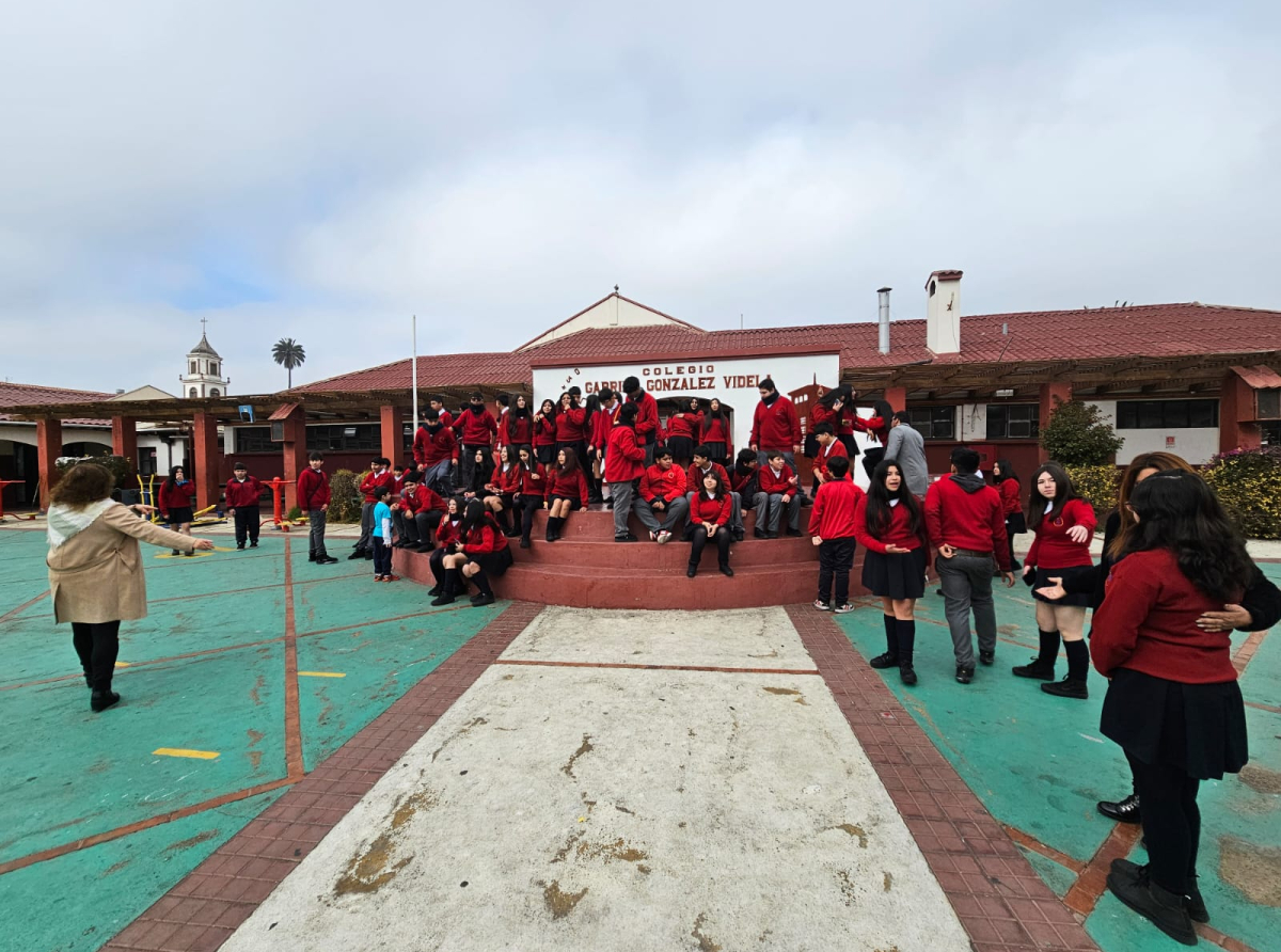 ALUMNOS DE 8VOS REALIZAN SALIDA PEDAGÓGICA AL COLEGIO GABRIEL GONZÁLEZ VIDELA