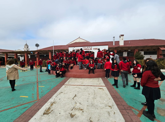 ALUMNOS DE 8VOS REALIZAN SALIDA PEDAGÓGICA AL COLEGIO GABRIEL GONZÁLEZ VIDELA