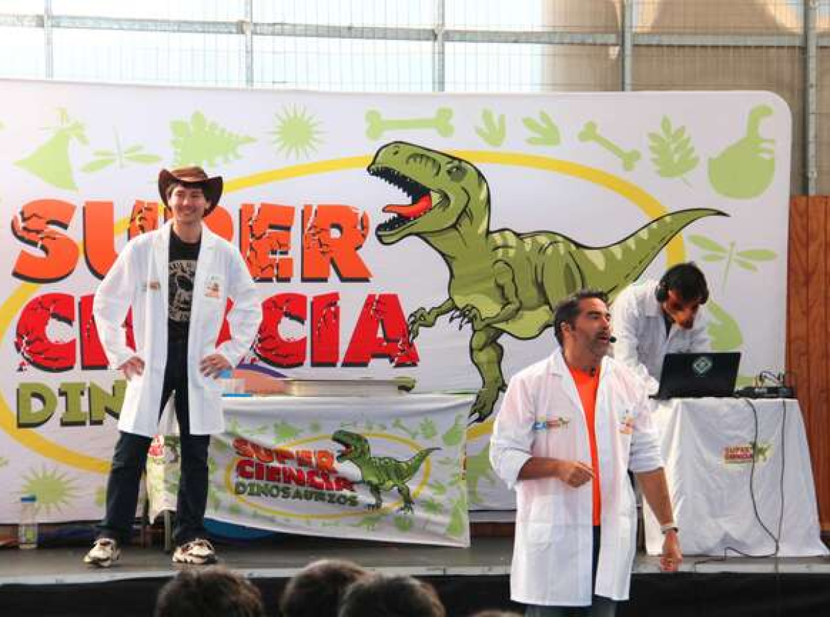 SUPER CIENCIA NOS VISITÓ EN EL DÍA DEL ESTUDIANTE