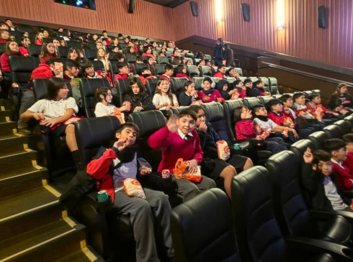QUINTOS BÁSICOS CELEBRAN SUS EXCELENTES RESULTADOS SIMCE 2025 CON UNA SALIDA AL CINE